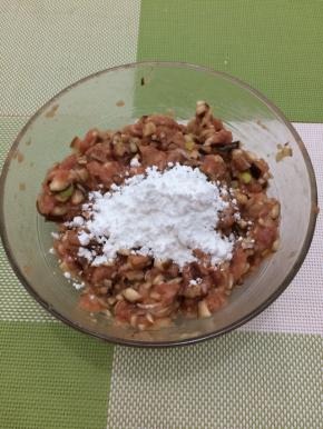 然后加入淀粉顺着一个方向，搅拌上劲备用