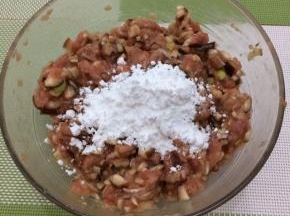 然后加入淀粉顺着一个方向，搅拌上劲备用
