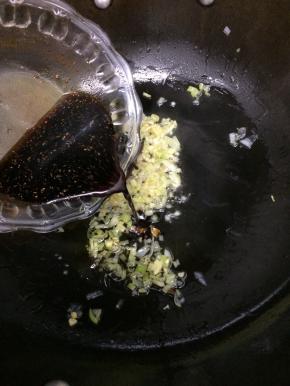 在把调好的料汁倒入锅中