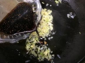 在把调好的料汁倒入锅中