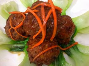 盛出摆在上海青上面，在浇上少许的汁，美味可口的四喜丸子来了