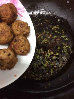 然后把炸好的肉丸倒入锅中大火烧开，转小火慢炖