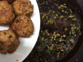然后把炸好的肉丸倒入锅中大火烧开，转小火慢炖