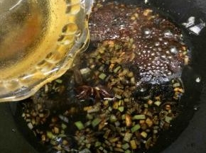 在倒入半碗水