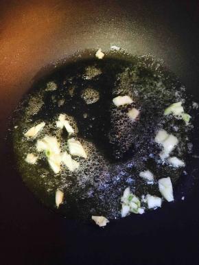 锅中放入黄油，加入蒜炒香，另一只锅中煮意大利面，水中加少量盐和橄榄油