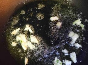 锅中放入黄油，加入蒜炒香，另一只锅中煮意大利面，水中加少量盐和橄榄油