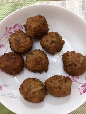 肉圆炸到金黄色捞出