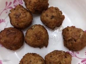 肉圆炸到金黄色捞出