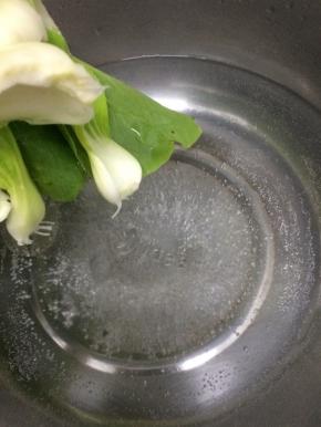 汤锅里加入适量的水，在放入少许油和盐烧开，把上海青焯水二分钟