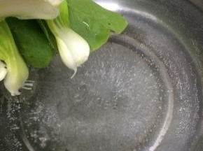 汤锅里加入适量的水，在放入少许油和盐烧开，把上海青焯水二分钟