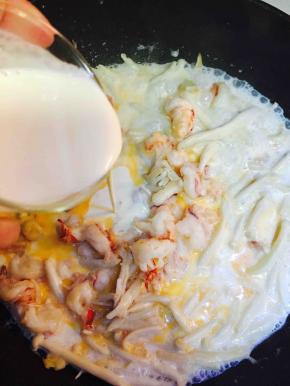 加入牛奶，待牛奶冒大泡泡后，加入淡奶油