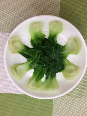 焯好水的上海青捞出沥干水分，然后摆在盘子四周