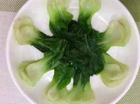 焯好水的上海青捞出沥干水分，然后摆在盘子四周