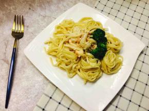 待意大利面上挂有奶白色，汤汁粘稠，加入盐，撒上欧芹，西兰花表面撒少许海盐，装盘！开动！