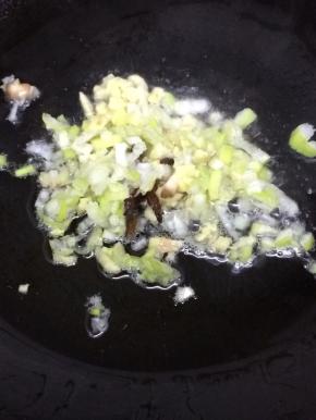 炒锅加入适量的油烧热后，下入姜、葱和大料炒出香味