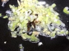 炒锅加入适量的油烧热后，下入姜、葱和大料炒出香味
