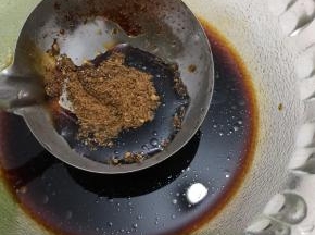 在加入五香粉