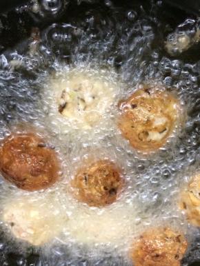 将调好的肉馅，用双手来回的把它弄成圆球，炒锅里多倒一些油，等油烧到七成热时，逐个下入肉圆中火炸制