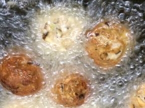 将调好的肉馅，用双手来回的把它弄成圆球，炒锅里多倒一些油，等油烧到七成热时，逐个下入肉圆中火炸制
