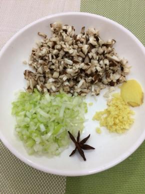 葱、姜、香菇都切成小粒