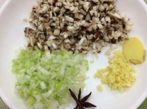 葱、姜、香菇都切成小粒