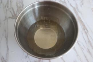 吉利丁片5g先用冷水浸泡至软。