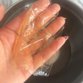 泡软的吉利丁片，捞出沥干水分。