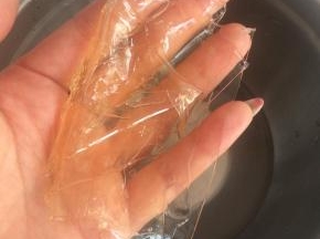 泡软的吉利丁片，捞出沥干水分。
