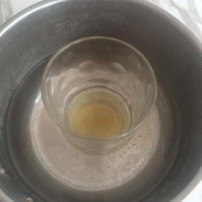 将吉利丁片，隔热水融化。