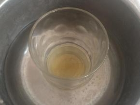 将吉利丁片，隔热水融化。