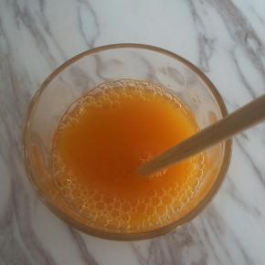 将100ml沙棘果汁倒入融化后的吉利丁片溶液中，搅拌均匀。