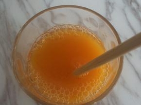 将100ml沙棘果汁倒入融化后的吉利丁片溶液中，搅拌均匀。