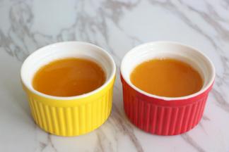 搅拌好的果汁，倒入干净的容器中，冰箱冷藏6个小时。