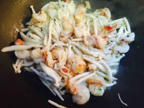 海鲜菇焯水，锅中蒜炒香后就放入腌制好的虾，待虾变色，虾身微黄后，加入焯水后的海鲜菇，煸炒…让蘑菇里的水份蒸发掉