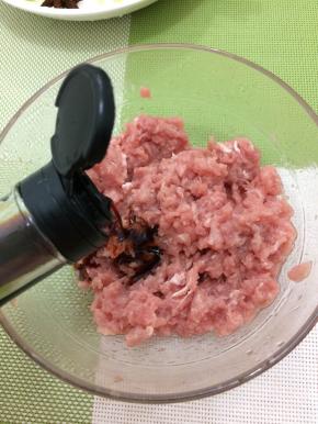 在加入生抽搅拌一下