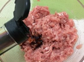 在加入生抽搅拌一下