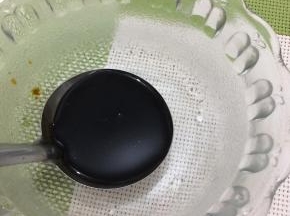调料汁：碗里加入生抽
