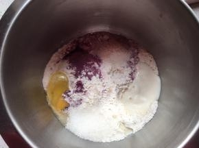 后油法将面团材料放入盆中揉面