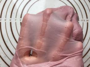 揉到完全阶段，能拉出大片薄膜