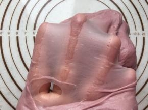 揉到完全阶段，能拉出大片薄膜