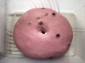 发到两倍大，手指沾粉戳孔不回缩不塌陷