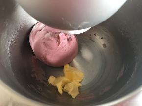 揉到扩展阶段时加入黄油和盐，继续揉面