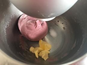 揉到扩展阶段时加入黄油和盐，继续揉面