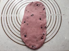 取一个面团擀成椭圆形