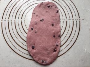 取一个面团擀成椭圆形