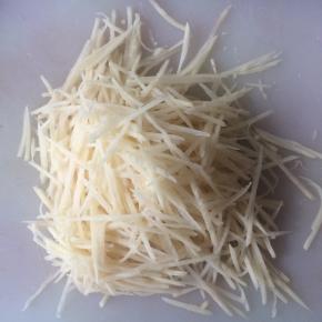 用擦丝器擦成细丝。