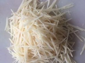 用擦丝器擦成细丝。