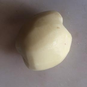 土豆去皮清洗干净。