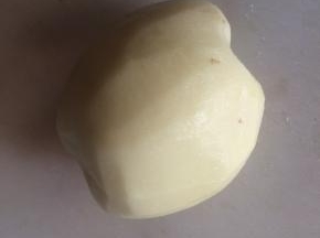 土豆去皮清洗干净。