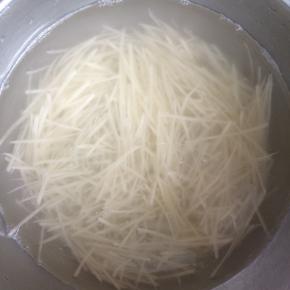 用水淘洗三次土豆丝，洗去淀粉。